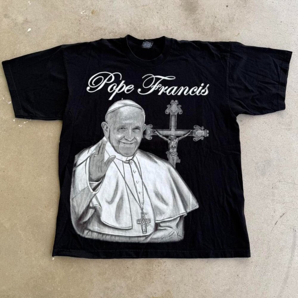 VINTAGE Y2K POPE FRANCIS BLACK & WHITE AOP RELIGIOUS GRAPHIC TEE